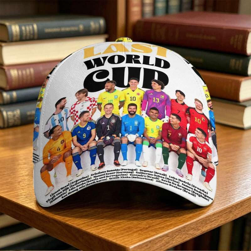 Global Stars Group Photo Cap ฐานสีขาวพร้อมผู้เล่น Multi-Nation & "Last World Cup" Text - หมวกที่ระลึ