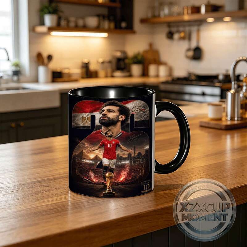 Mohamed Salah Egypt Legend Mug Red Jersey Player Portrait with Pyramids & Trophy พื้นหลัง - National