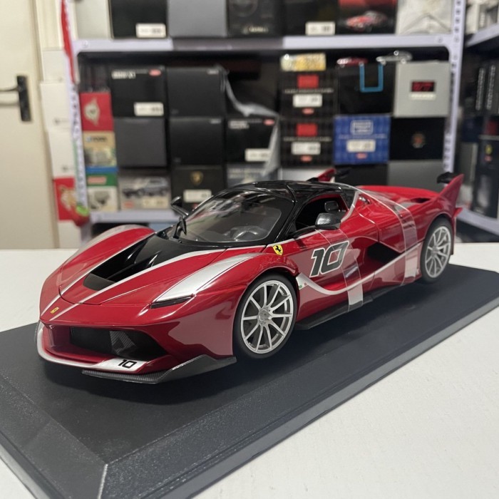 1: 18 Bburago Ferrari Ferrari FXX K #10 โมเดลรถแข่งรถสปอร์ต
