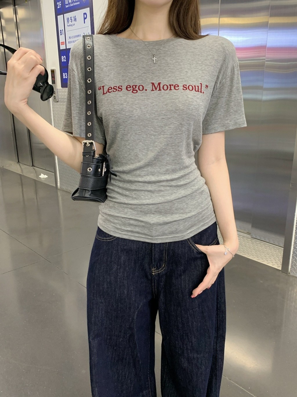 เสื้อยืดคอกลมพิมพ์ตัวอักษรเอวแคบแขนสั้นเสื้อยืดด้านบน 102035