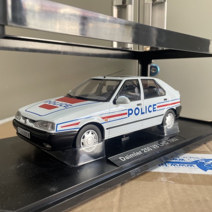 1: 18 TRIPLE9 T9 Renault Renault 19 1994 รถตํารวจรถรุ่นสีขาว