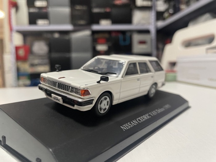 1: 43 DISM Nissan Duke Y30 Station Car Model Nissan Cedric Van 1995 สีขาว