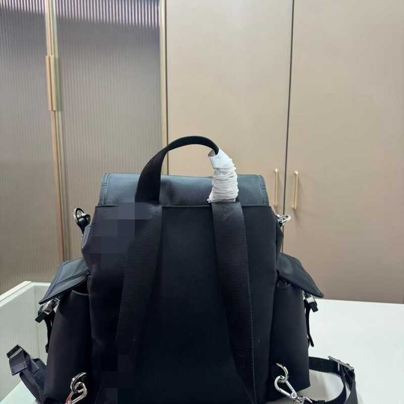 Prada Commuter Messenger Bag สําหรับผู้หญิง, กระเป๋าสะพายข้างไหล่เดี่ยว, ผ้าไนลอนลําลอง Unisex, 2vz1