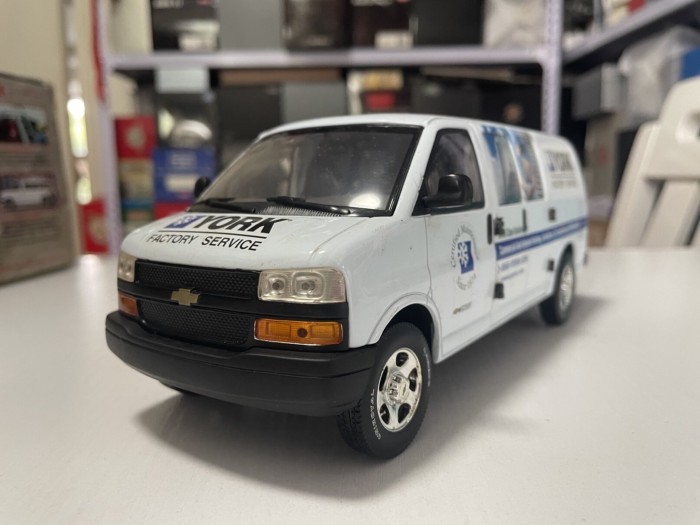 1: 25 Chevrolet Express Chevrolet Express โมเดลรถโลหะผสม American VAN York