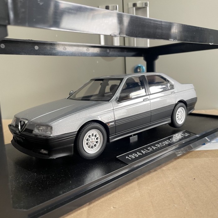 1: 18 Triple9 Alfa Romeo 168 Alfa Romeo 164 1994 รถรุ่นสีเงิน