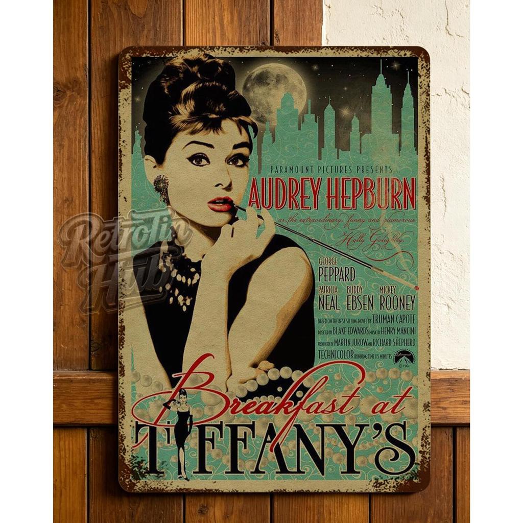 อาหารเช้าที่ Tiffanys Audrey Hepburn ป้ายโลหะชุดสีดํา & สร้อยคอมุกกับ Moonlit NYC Skyline - Timeless