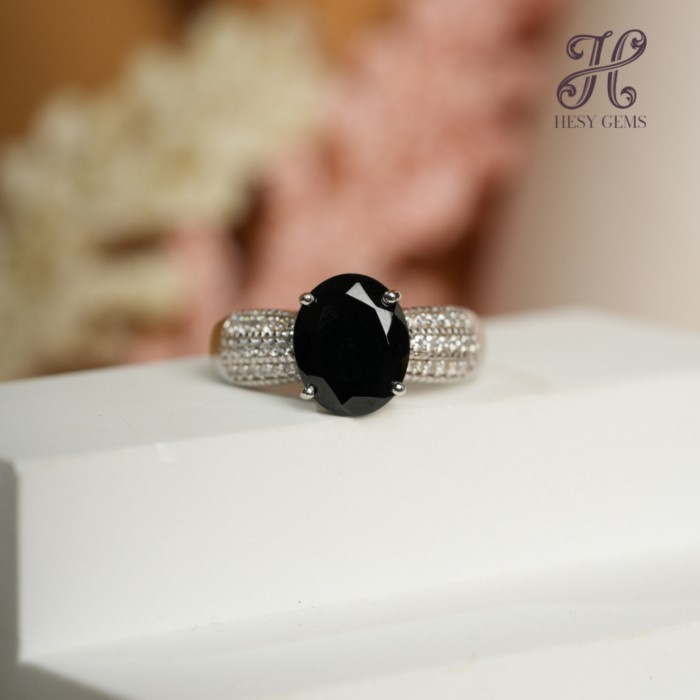 แหวนBlack Spinel OV บ่าข้างcz Sophisticated Oval Black Spinel Ring Accented with Sparkling Cubic Zi