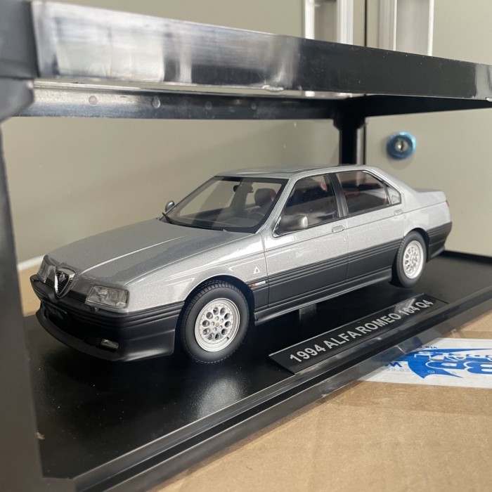 1: 18 Triple9 Alfa Romeo 168 Alfa Romeo 164 1994 รถรุ่นสีเงิน