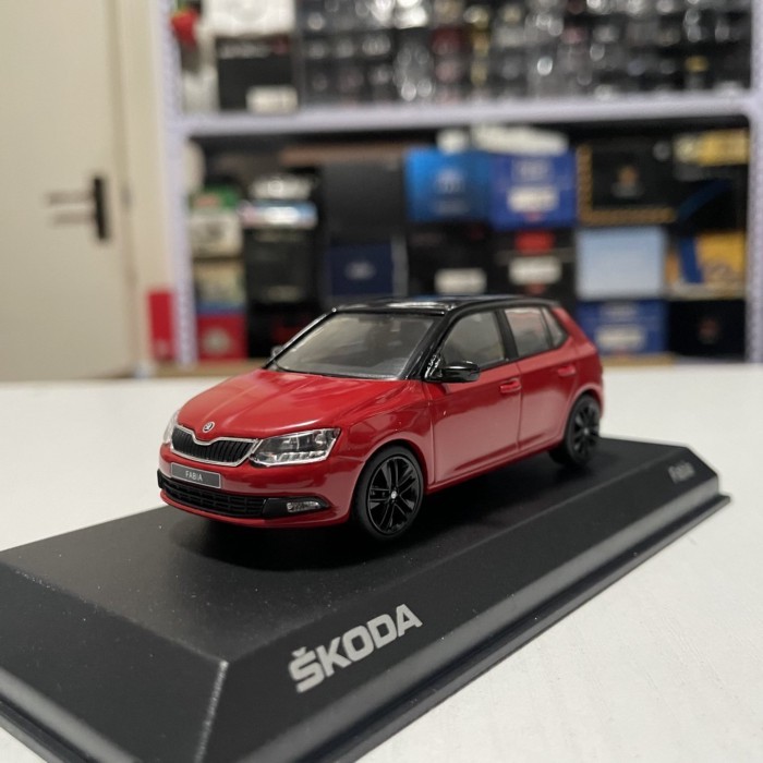 1: 43 Iscale โรงงานเดิม Skoda Fabia Skoda Fabia รถรุ่นสีแดง