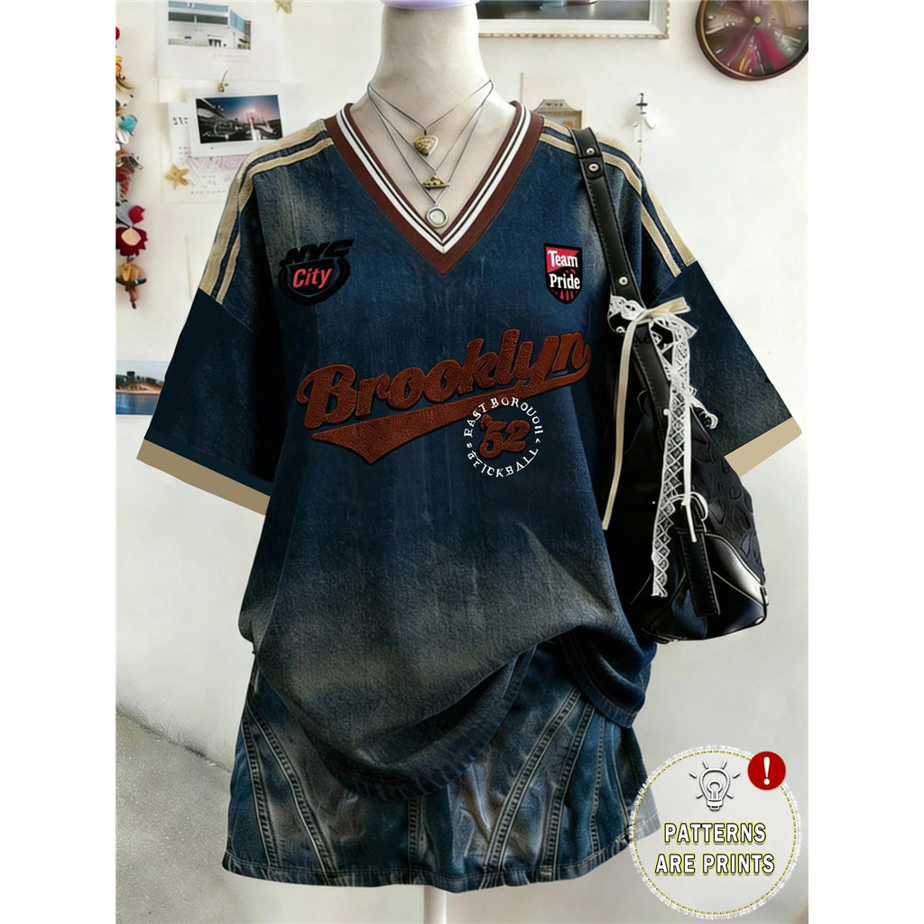 เสื้อยืดคอวีผู้หญิง ไอเทมที่ต้องมีสําหรับการถ่ายภาพแนวสตรีทแฟชั่นอินเทรนด์และหลากหลายเหมาะกับชุดวันหยุด คอวี ผ้ายีนส์เทียม ดีไซน์บล็อกสี