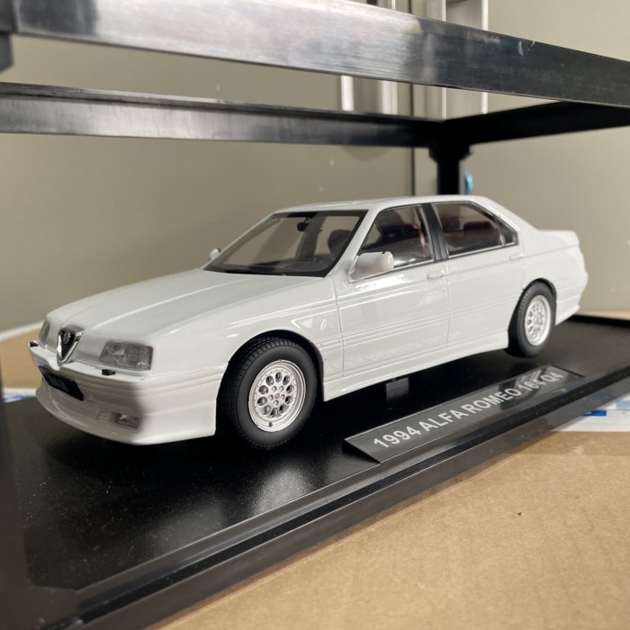 1: 18 Triple9 Alfa Romeo 168 Alfa Romeo 164 1994 รถรุ่นสีขาว
