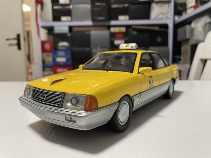 1: 18 โรงงานเดิมออกจากพิมพ์ FAW ธงสีแดงที่มีชื่อเสียง Shi CA7180A4E Guangjun Taxi รุ่นสีเหลืองออกจาก