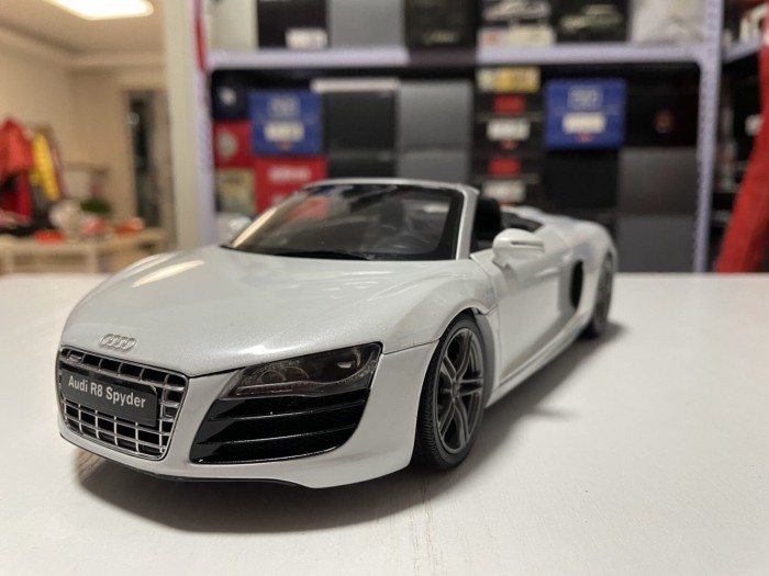 1: 18 KYOSHO KYOSHO Audi Audi R8 V10 Spyder Convertible Alloy Car Model สีเทา