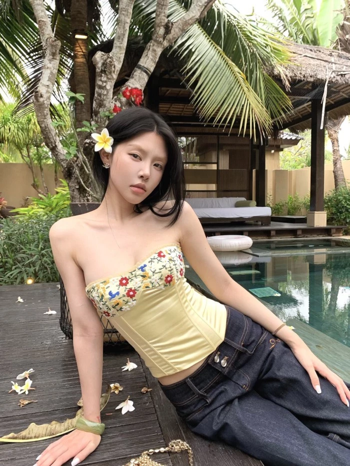 ลูกไม้ปักก้างปลาหลอดด้านบนหญิงฤดูร้อนสาวร้อนอารมณ์เอวแคบแขนกุดสั้นด้านบน