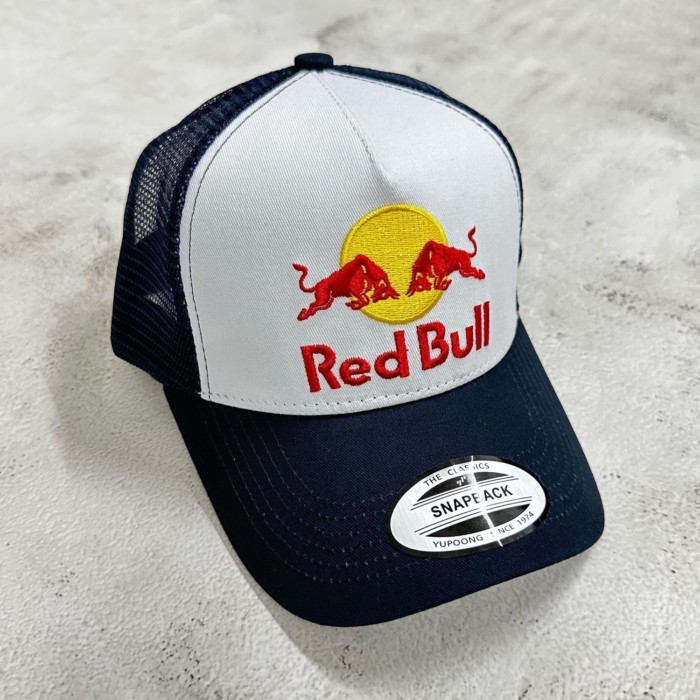 Red Bull โลโก้เบสบอลหมวกอินเทรนด์อเนกประสงค์ Red Bull หมวกสําหรับเด็กชายและเด็กหญิงปักปีกโค้งฤดูร้อน