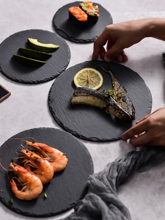 แผ่นหินธรรมชาติร้านอาหารสเต็กจานซูชิกระดานชนวนสีดำจานบาร์บีคิวระดับไฮเอนด์จัดเลี้ยงร็อคจานอาหารตะวั