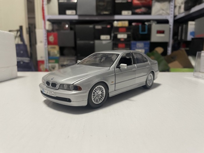 1: 24 Mini Cut BMW BMW 5 Series E39 Late Model 528 530 SEDAN รถรุ่นสีเงิน
