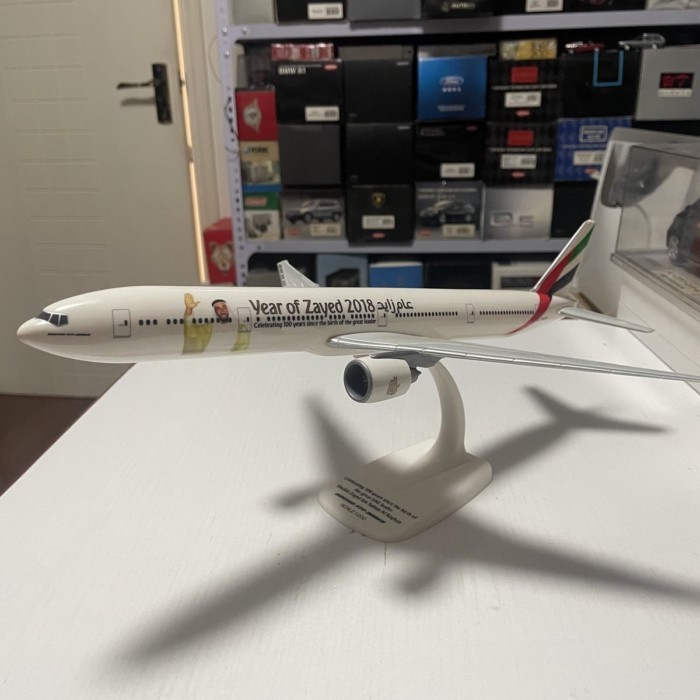 1: 200 BOEING BOEING 777-300ER โมเดลเครื่องบิน Zayed Zayed