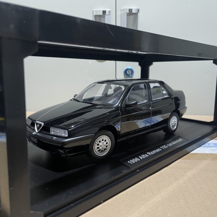 1: 18 Triple9 Alfa Romeo Alfa Romeo 155 1996 รถรุ่นสีดํา