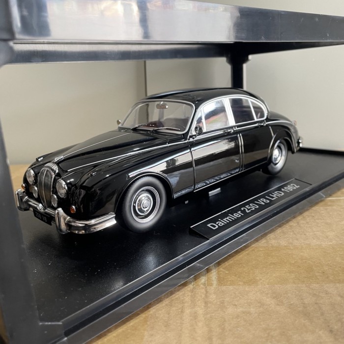 1: 18 KK Daimler Jaguar Daimler 250 V8 LHD 1962 รุ่นรถสีดํา