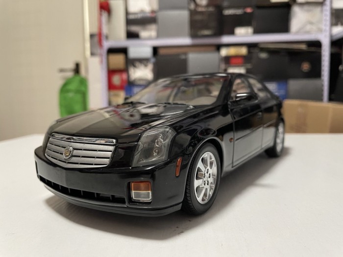 1: 18 Original Cadillac Cadillac CTS 2004 Old Out of Print Alloy Car Model