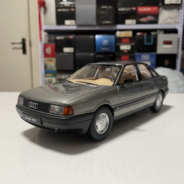 1: 18 Triple9 T9 Audi Audi 80 B3 1989 ซีดานรถรุ่นสีเทา