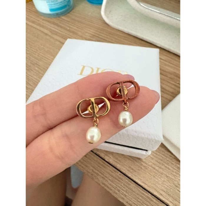 ต่างหู Dior ของแท้ (มีตำหนิ1ข้าง)