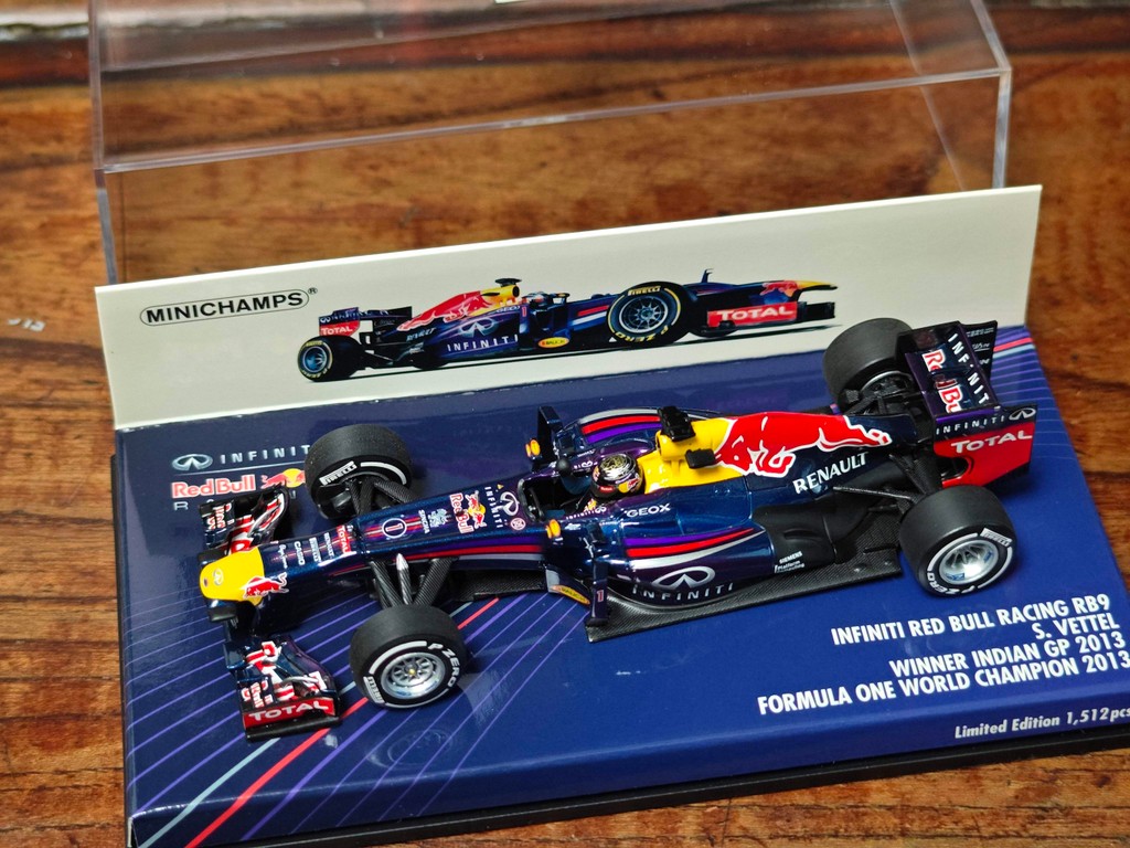 Mini Cut MINICHAMPS 1/43 2013 Indian Red Bull RB9 Wittel Four Crowns