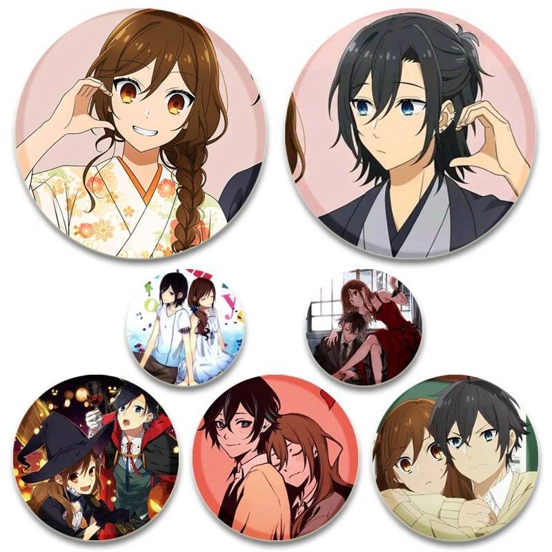 เข็มกลัดจากการ์ตูน Horimiya สำหรับกระเป๋าและเสื้อผ้า ออกแบบตามตัวละคร Miyamura Izumi และ Hori Kyouko