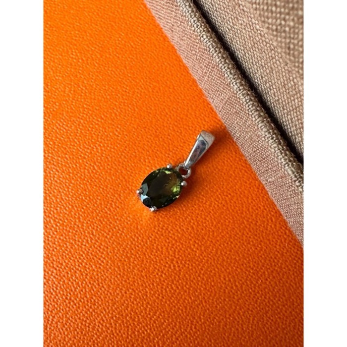 จี้เงินแท้ 925 ฝัง Moldavite แบบเจียรนัย จาก ประเทศ Czech Republic