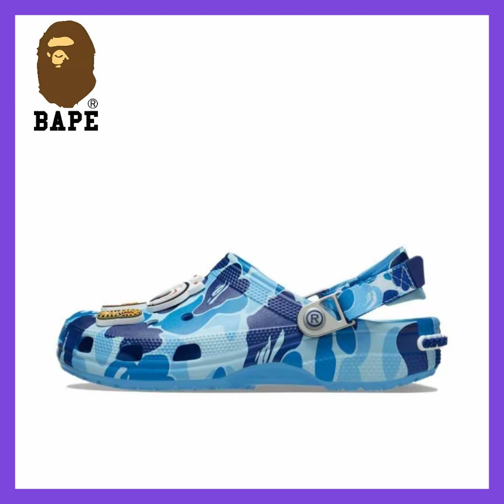 ♞,♘,♙A BATHING APE x Crocs Classic รองเท้าลำลองลายพรางสำหรับผู้ชายและผู้หญิง รองเท้าแตะหัวปิดสีน้ำเ