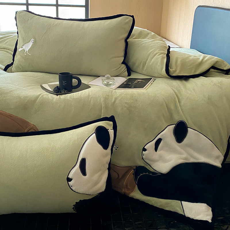 การ์ตูน Airy Autumn และ Winter Milk Milk Velvet สี่ชิ้นชุดน่ารักแพนด้าปักผ้าห่มผ้าห่มผ้าปูที่นอน 1.