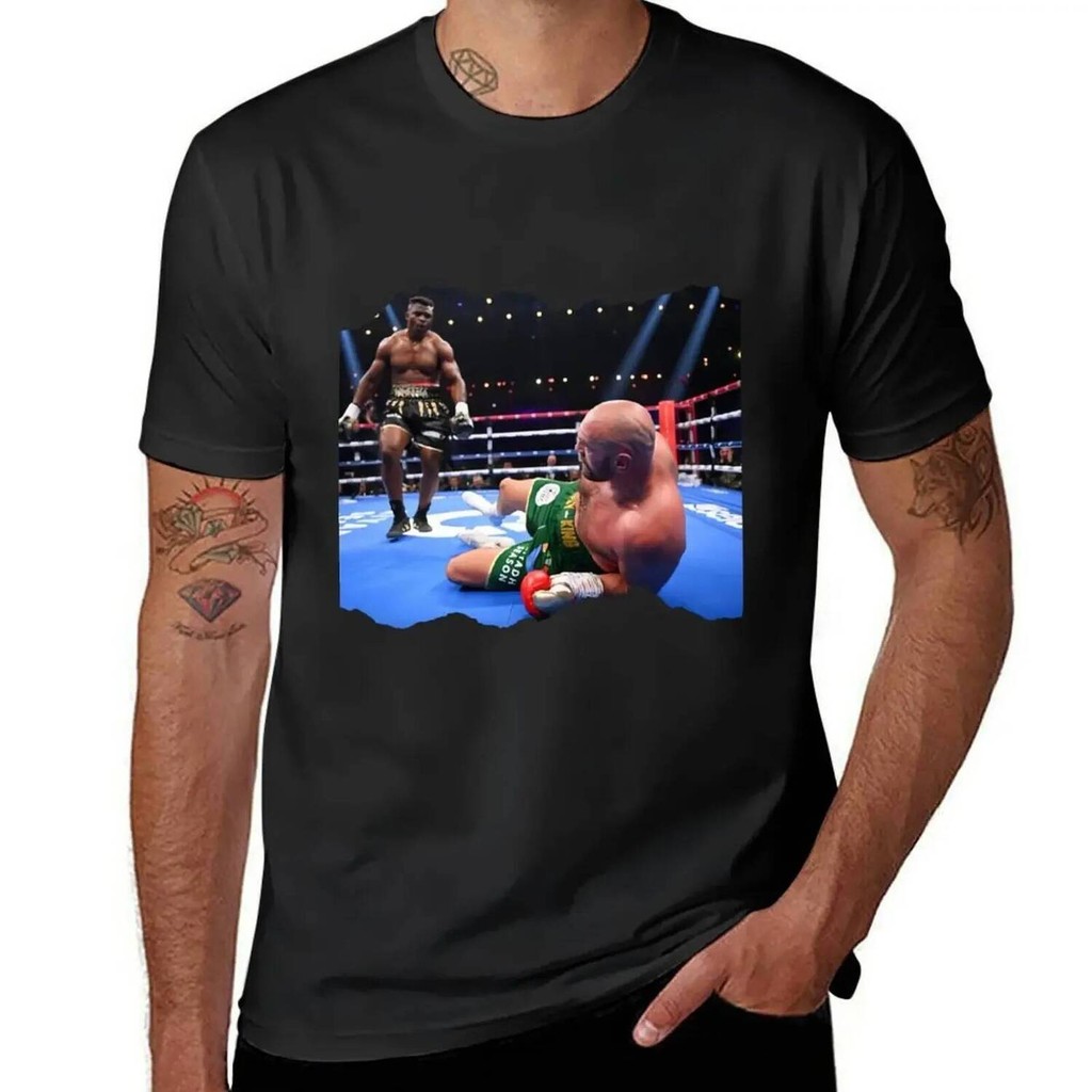 เสื้อยืดผู้ชาย สไตล์กราฟิก พิมพ์ลาย NGANNOU KICKS TYSON FURY สำหรับฤดูร้อน
