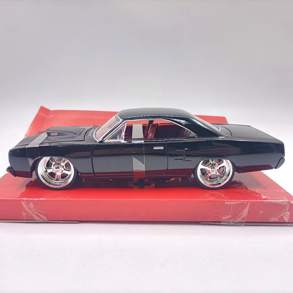 1: 24 jada Plymouth ROAD RUNNER จําลองรถรุ่นคลาสสิกผลิตภัณฑ์สําเร็จรูปเครื่องประดับคอลเลกชัน