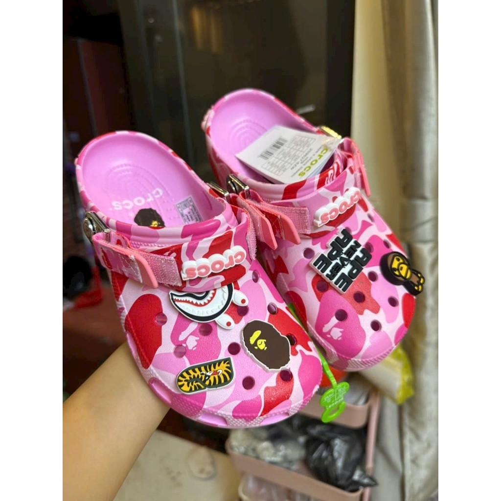 ♞Crocs Classic Clog BAPE x STAPLE  Pink Camo Limited Edition KHF