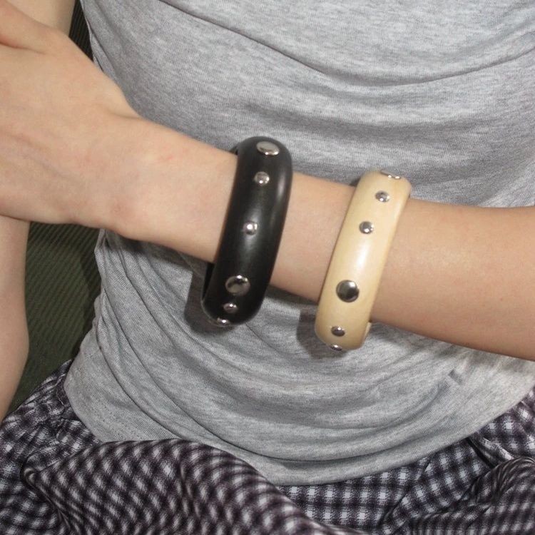 สร้อยข้อมือหมุดไม้ สไตล์เรโทร กว้าง สำหรับคนรักสไตล์ retro ไม่ซ้ำใคร เหมาะกับทุกโอกาส ออกแบบมาในโทนสีทึบและดูเรียบง่าย