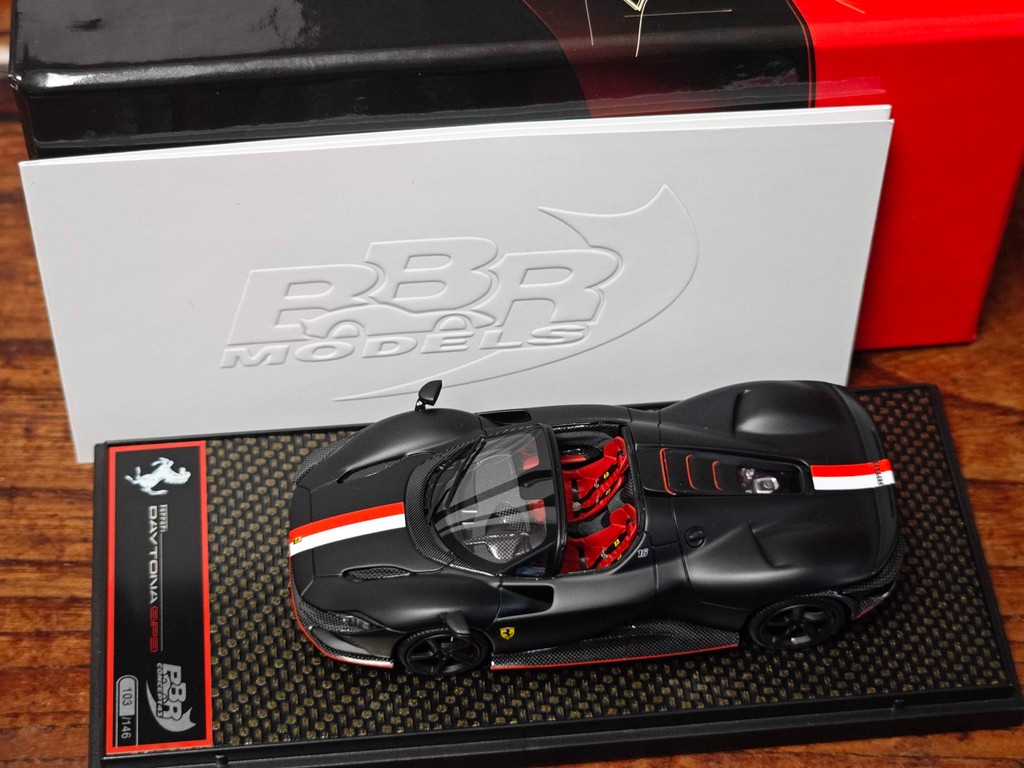 BBR รุ่น 1/43 FERRARI FERRARI DAYTONA SP3 Convertible สีดํา Leclair