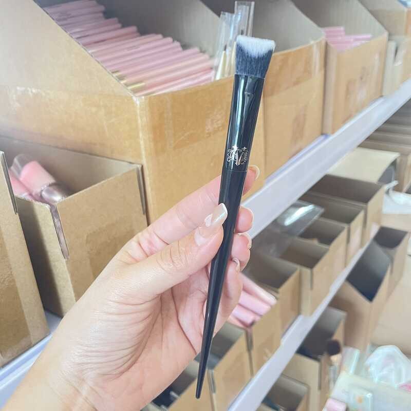 Zhang Kaiyi แนะนําแปรงคอนซีลเลอร์ลาด KVD40 Detail Foundation Brush Dark Circles Acne Marks