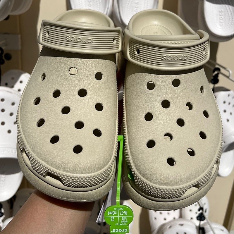 ♞,♘รองเท้าผู้หญิง OUTLETS  นำเข้าจากอเมริกา CROCS แท รองเท้าแตะ crocs พื้นหนา ของแท้ สําหรับผู้หญิง