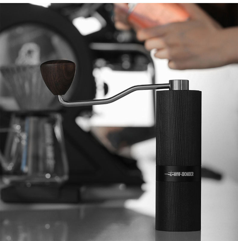 MHW-3BOMBER Bomber เครื่องบดมือไทเทเนียมชุบ Racing M1 เครื่องบดมือเครื่องบดกาแฟ