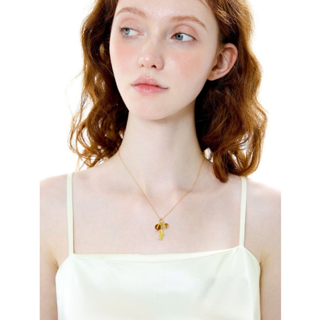 สร้อยคอมีดีไซน์เรียบหรูจากคอลเล็กชัน Utopia Series ตกแต่งด้วยลายขนนกสีทอง