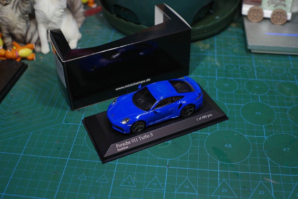 Mini Cut MINICHAMPS 1/43 Porsche Porsche 911 (992) Turbo S Sports สีฟ้า