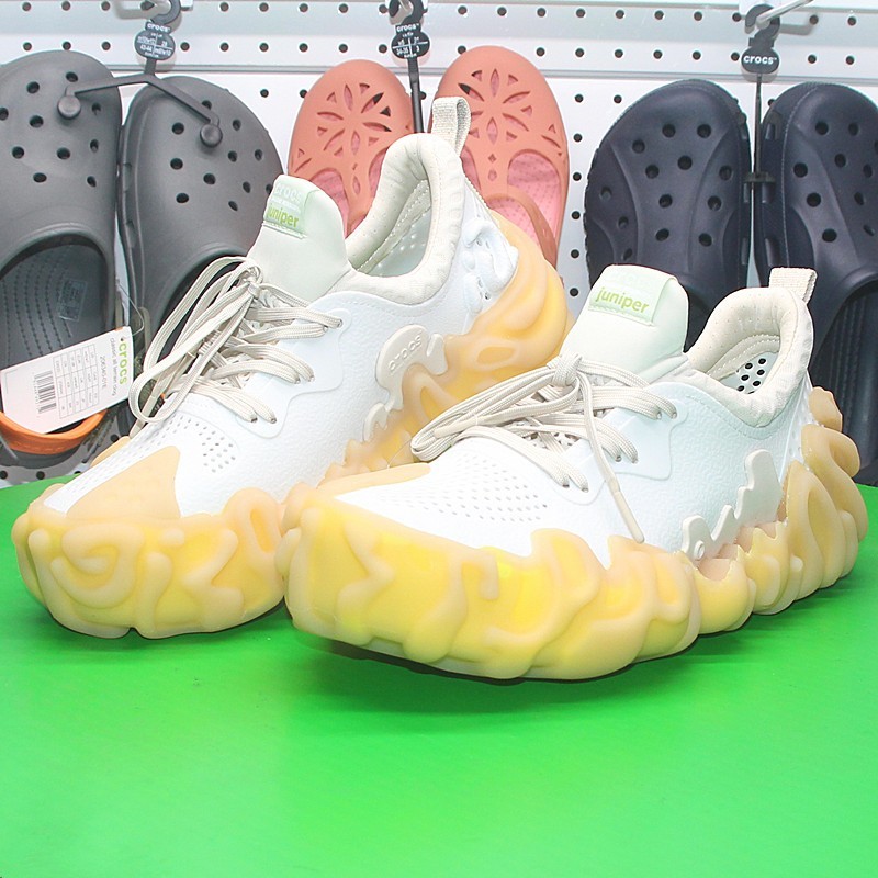 ♞,♘รองเท้าผู้ชาย Crocs ของแท้ 100% (Salehe Bembury x Croc s Juniper)รองเท้าแตะขนาดใหญ่ 208694 KHF