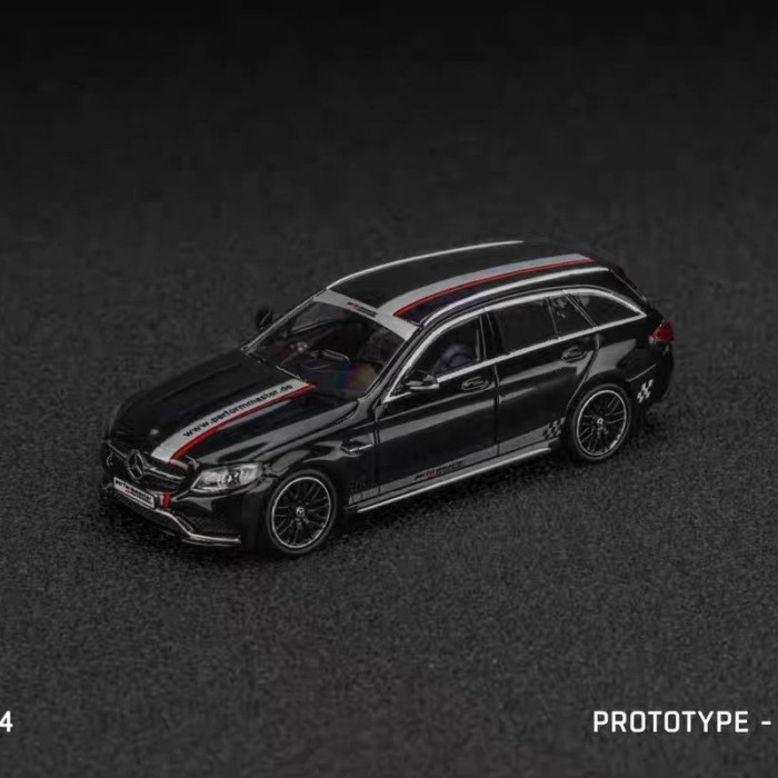 คลังสินค้าพร้อม DCM 1: 64 Benz C63S AMG Travel Edition S205 จําลองรถรุ่นคอลเลกชันเครื่องประดับ