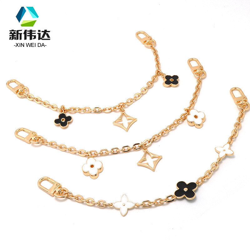 กระเป๋าสะพายข้าง Kochi Four Leaf กับโซ่โลหะแบบขยาย