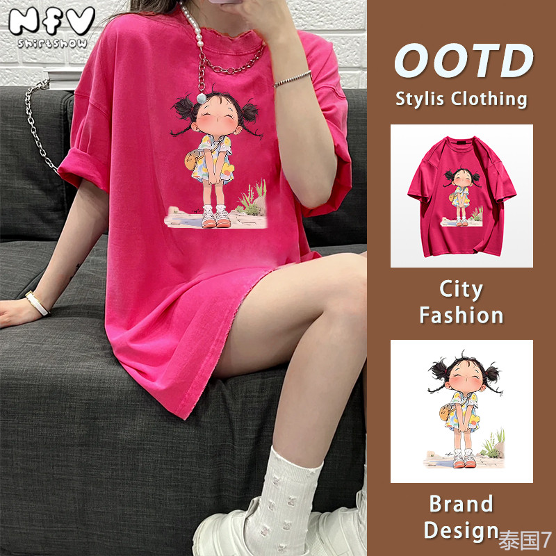 NFV เสื้อยืดผู้หญิงสไตล์เกาหลี oversize คอเสื้อ เสื้อยืด การออกแบบการ์ตูนสาวน้อย ผ้าคอตตอน ใส่สบาย