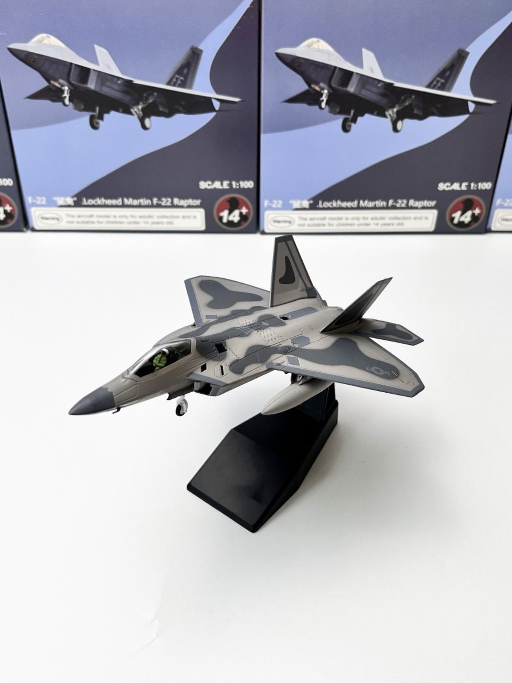 AMER 1/100 US Army Stealth F22 Fighter Raptor F-22 จําลองเครื่องบินรุ่นผลิตภัณฑ์สําเร็จรูปเครื่องประ