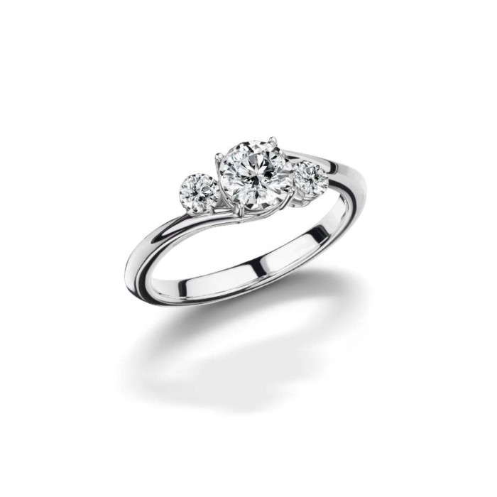 Jubilee Diamond แหวนเพชร Solitaire Shimmering Ring เพชรแท้