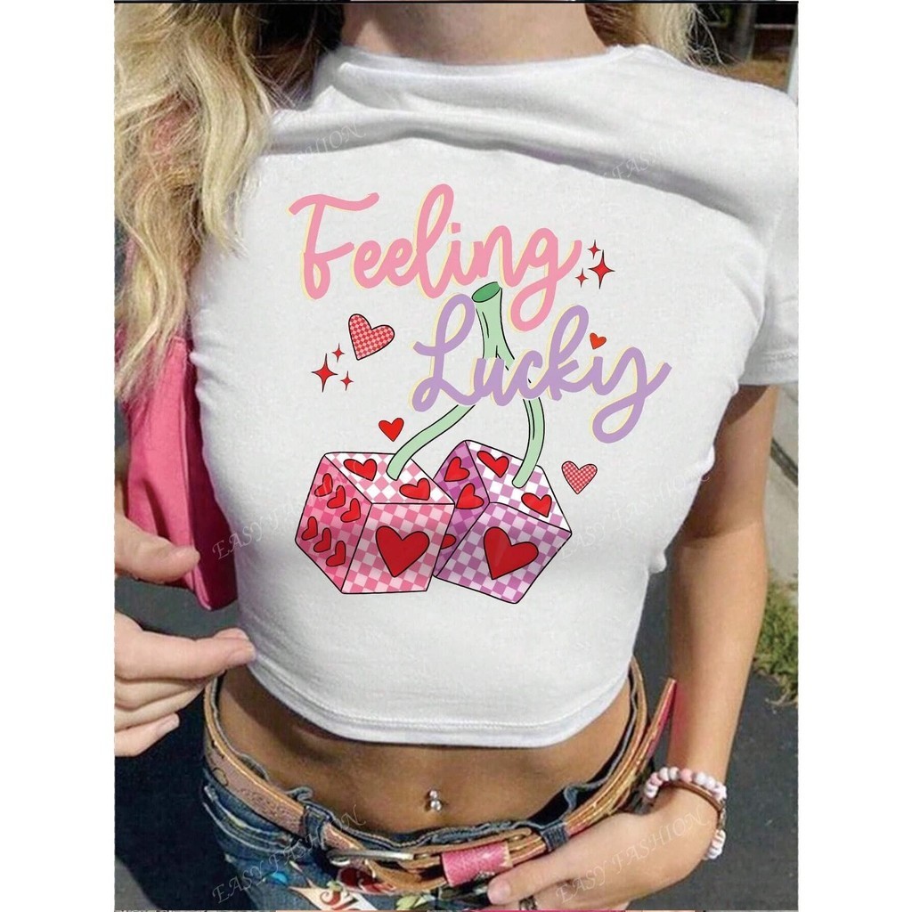 Hustlin เสื้อยืดครอปผู้หญิง Croptop Babytee ลายลูกเต๋าหัวใจ "Feeling Lucky" สไตล์น่ารักสดใส ผ้าคอตต