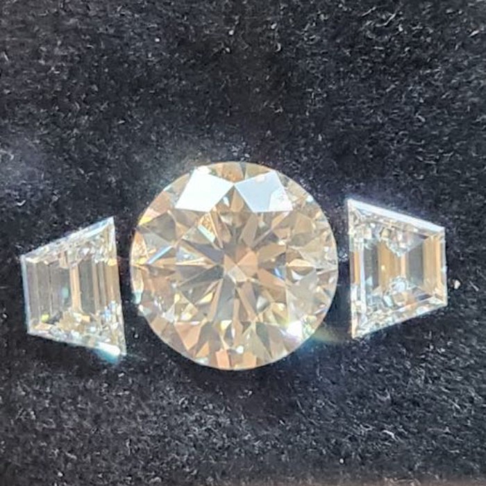 เพชรแล็บ Lab Diamond set - 3 stone Lab Diamond ring set layout ( Round 3.31 ct G VS2, Trapezoid D V